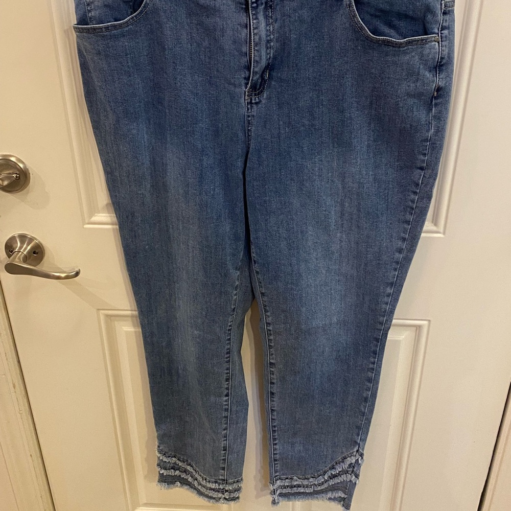 CHARLIE B Blue Cropped Jeans with Frayed Hem